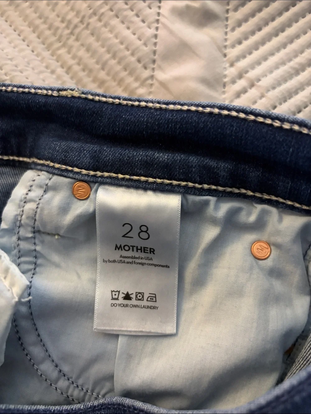 MOTHER Indigo Denim Mid-Rise Ankle Jeans with Pink Logo - Picture 3 of 3